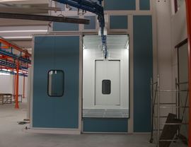 Widok wnętrza kabiny gruntowania z wentylacją pionową z całkowitą kratką na metalowej podstawie i automatycznymi drzwiami przesuwnymi